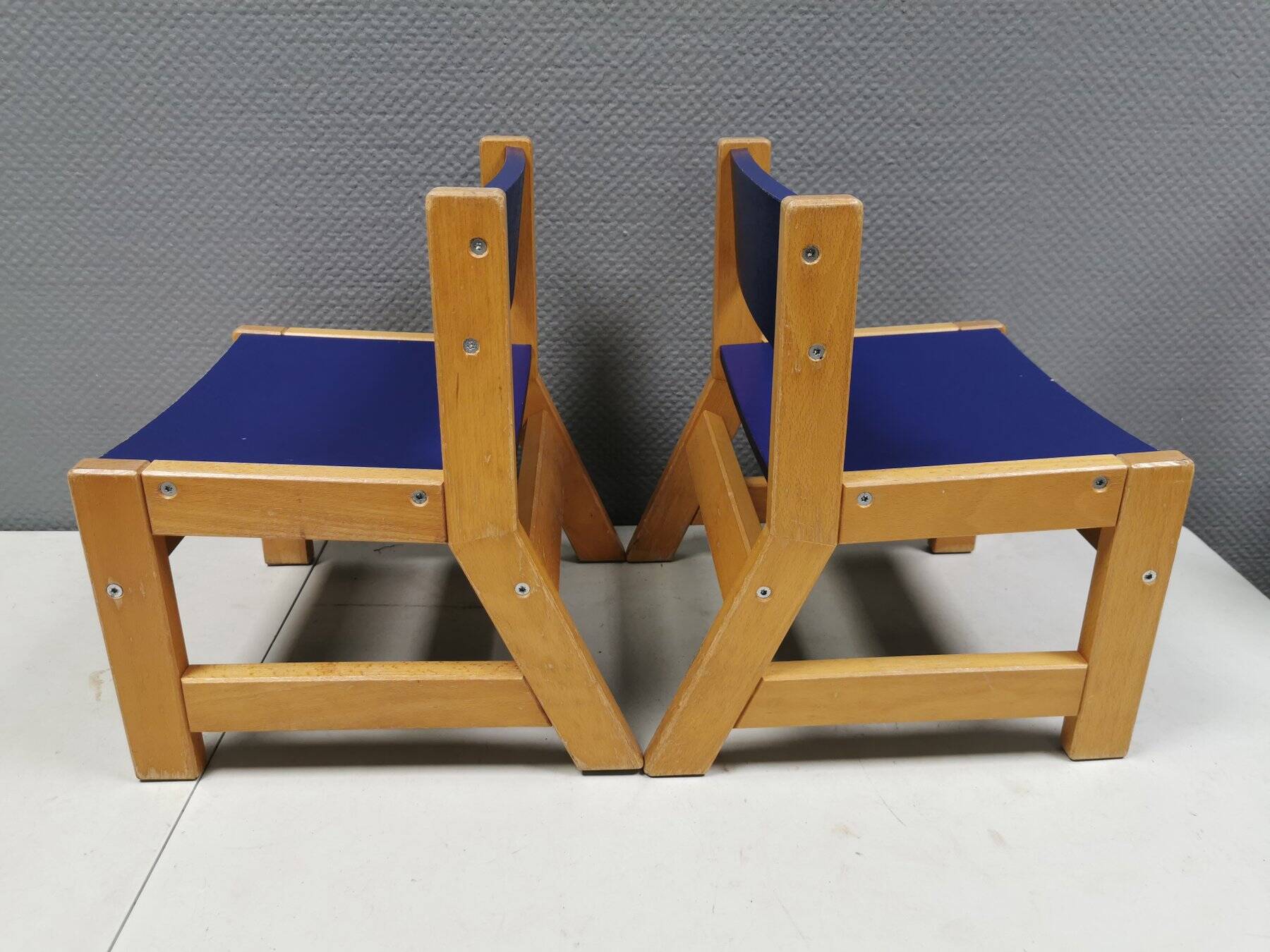Brio children's chairs in light wood with blue lacquered seat and backrest