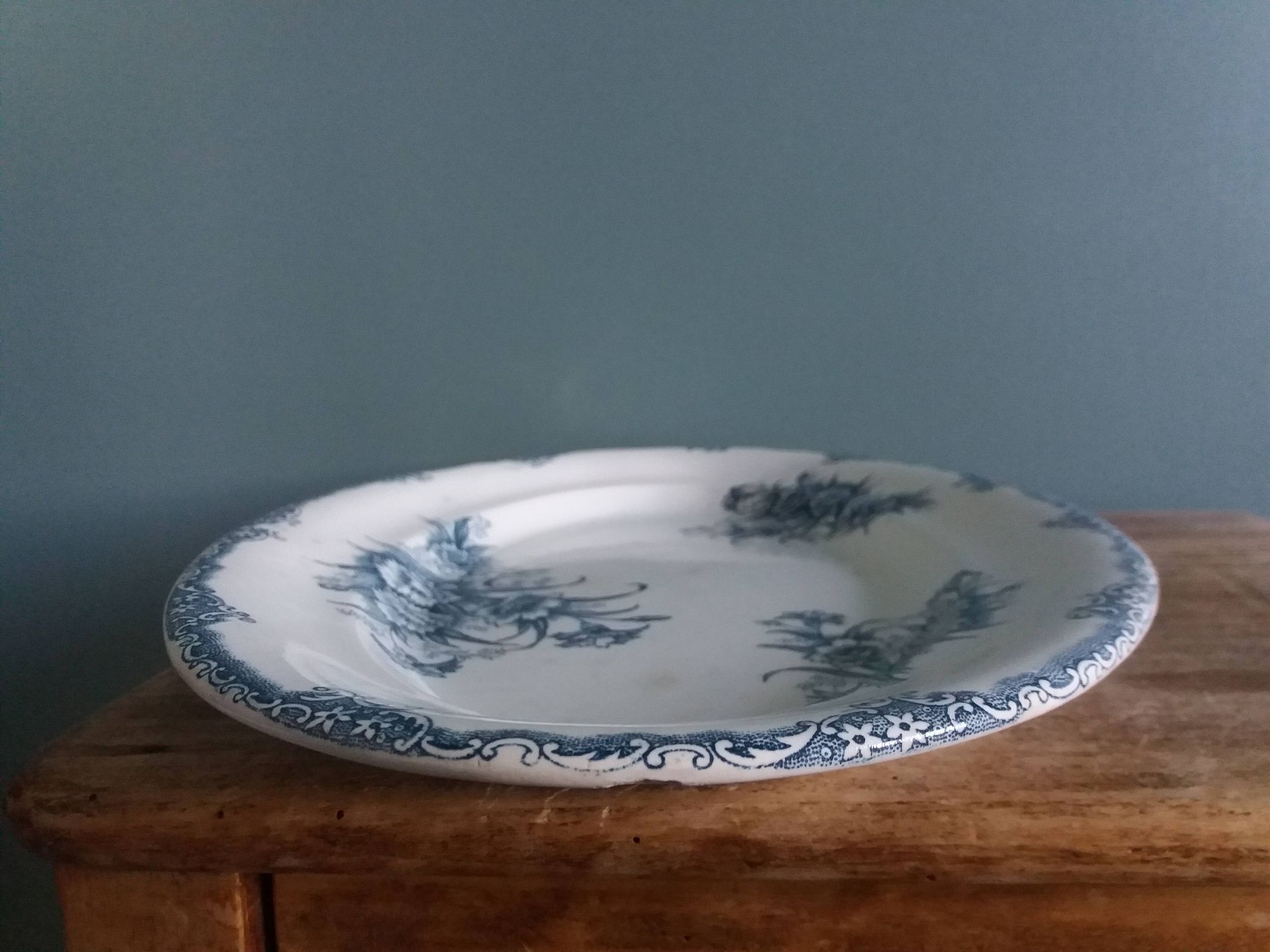 Plat ovale terre de fer, Clairefontaine, décor œillet