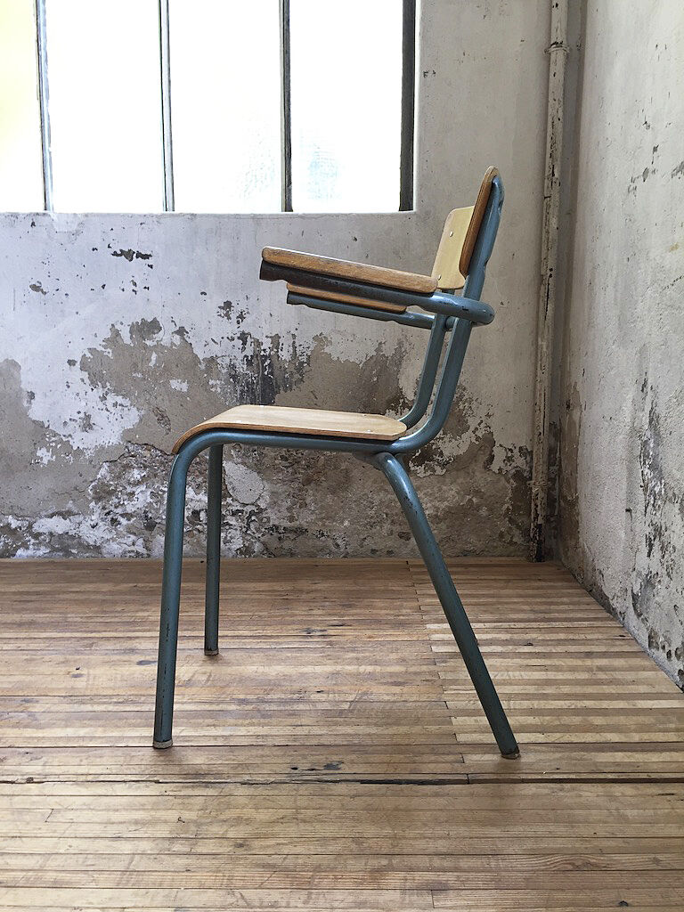 Master chair with armrests