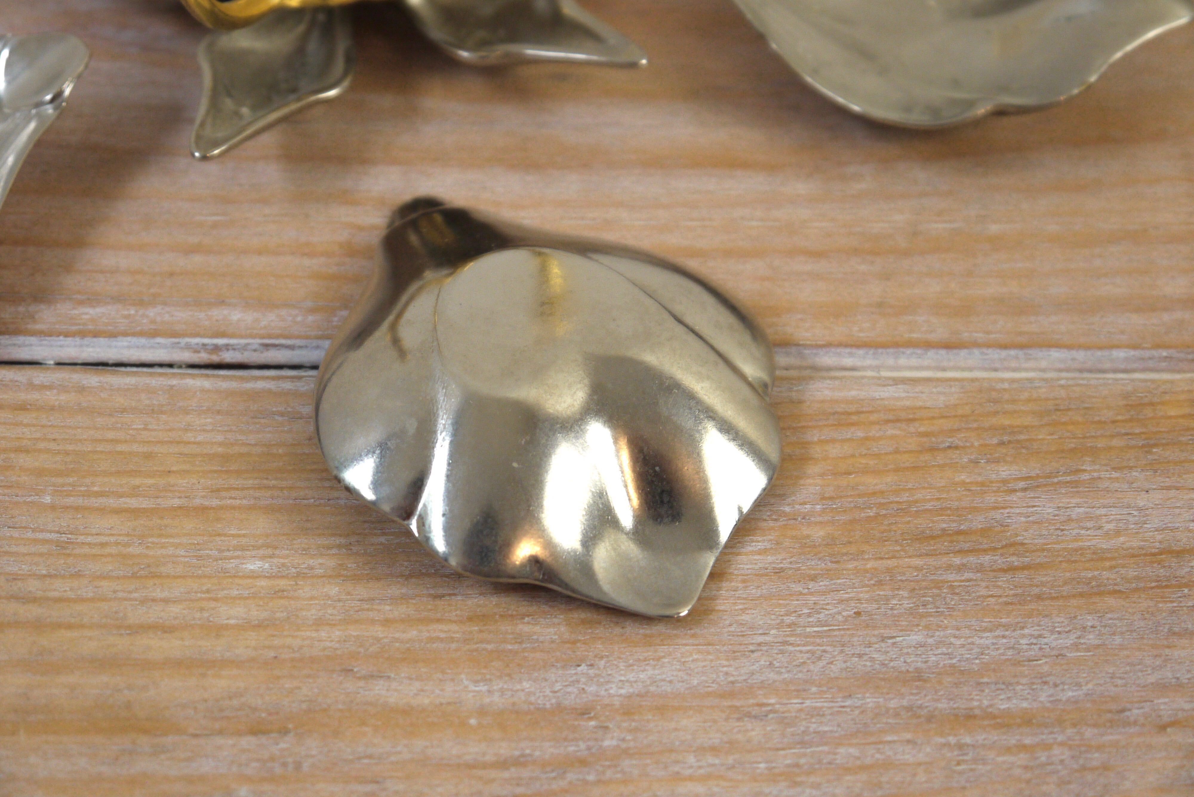 Ashtray in metal and brass, removable petals flower