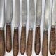 11 couteaux à déjeuner manche en bois d'amourette, décor filet