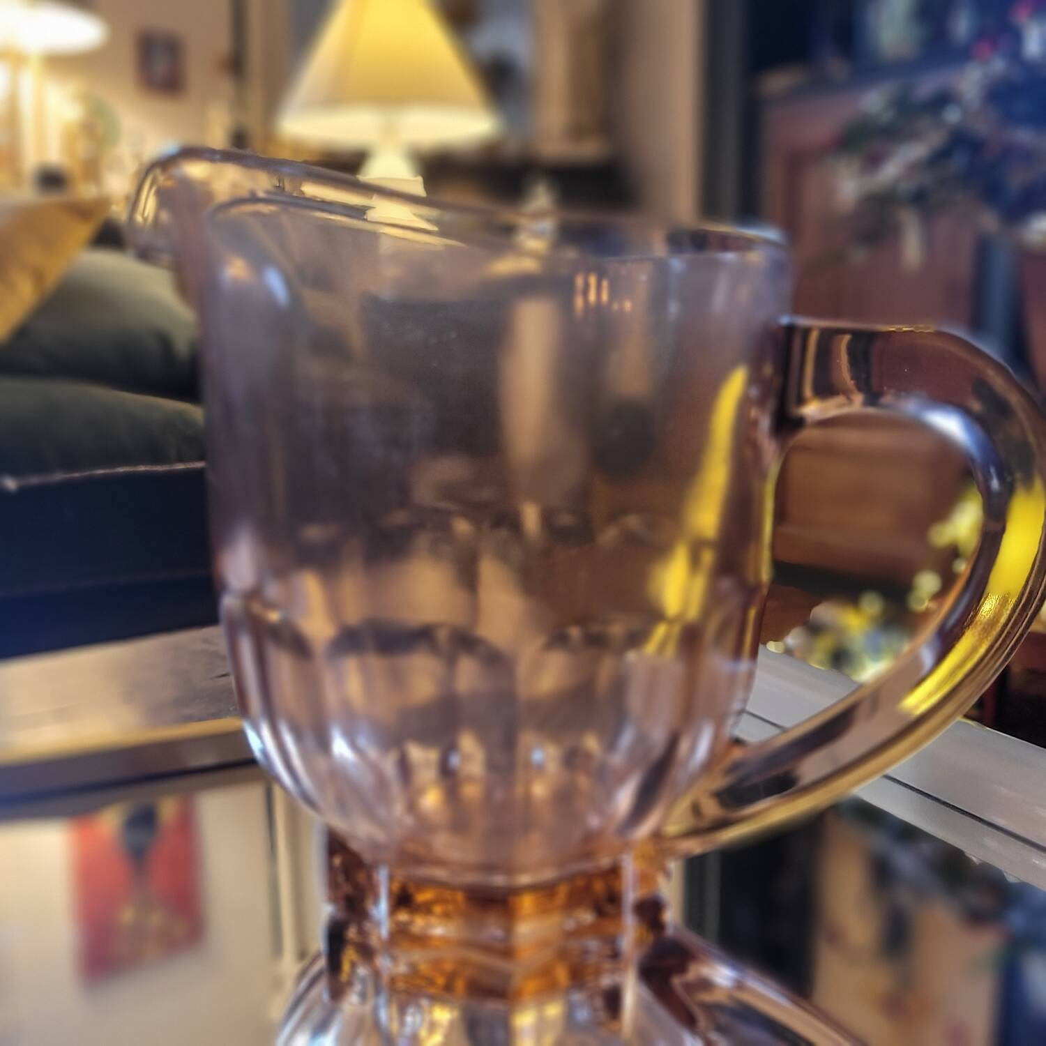Pichet en verre rose moulé — années 50