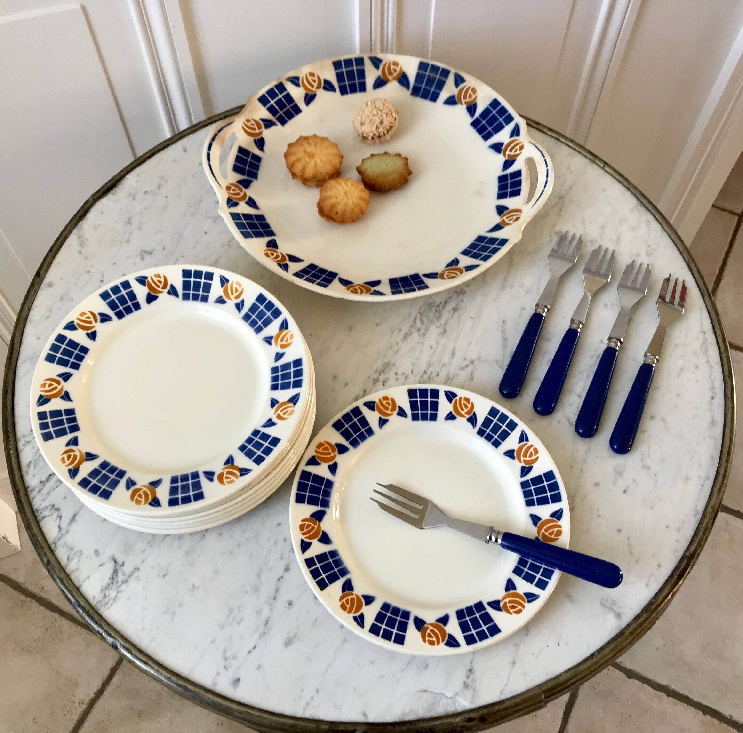 Badonviller dessert service consisting of a cake dish and 10 30s dessert plates