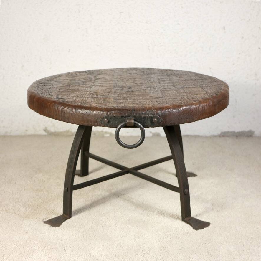 Brutalist round table in wrought iron and wood