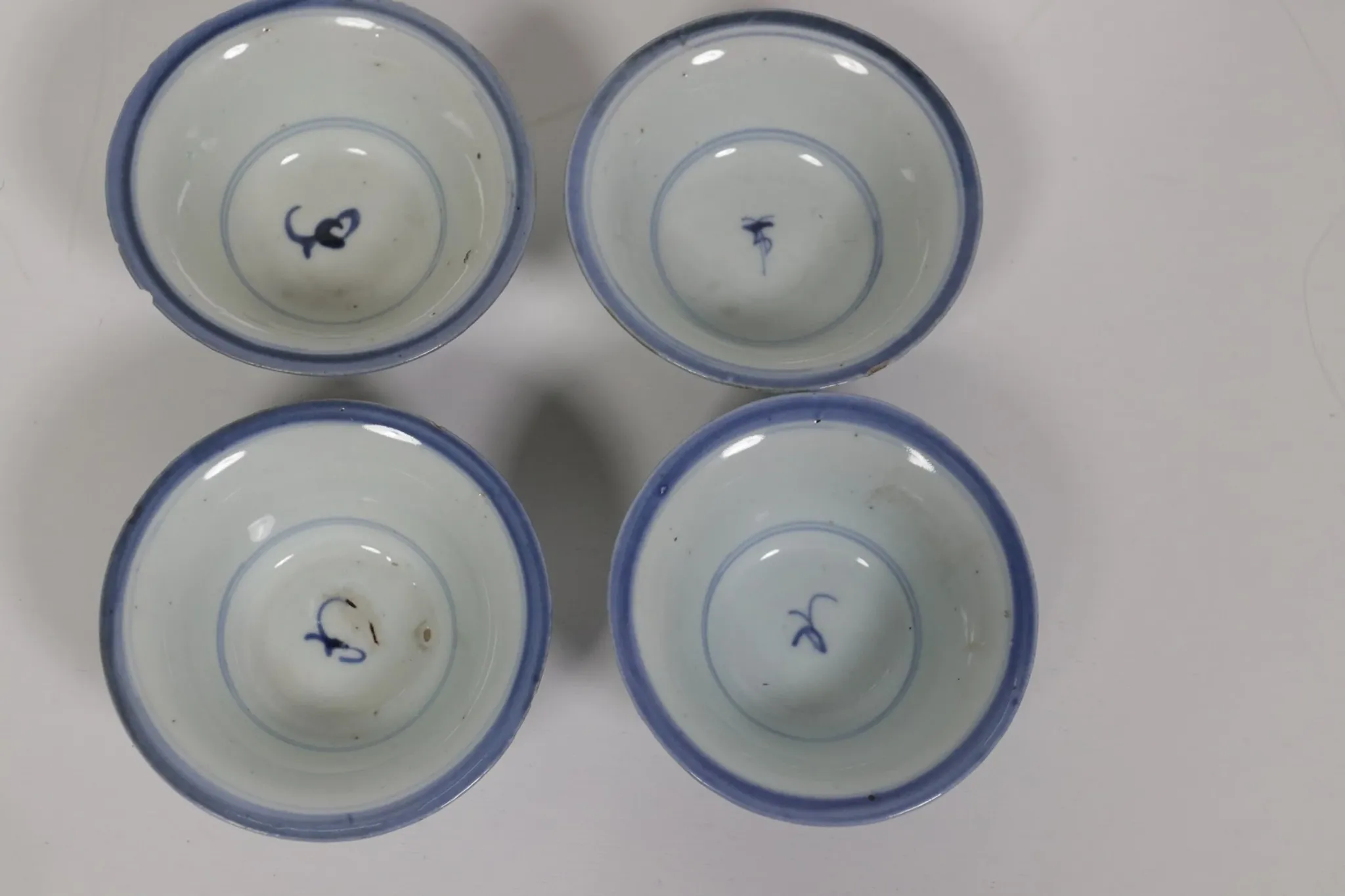 Set of 4 Chinese blue and white bowls with lotus scrolls – 19th century
