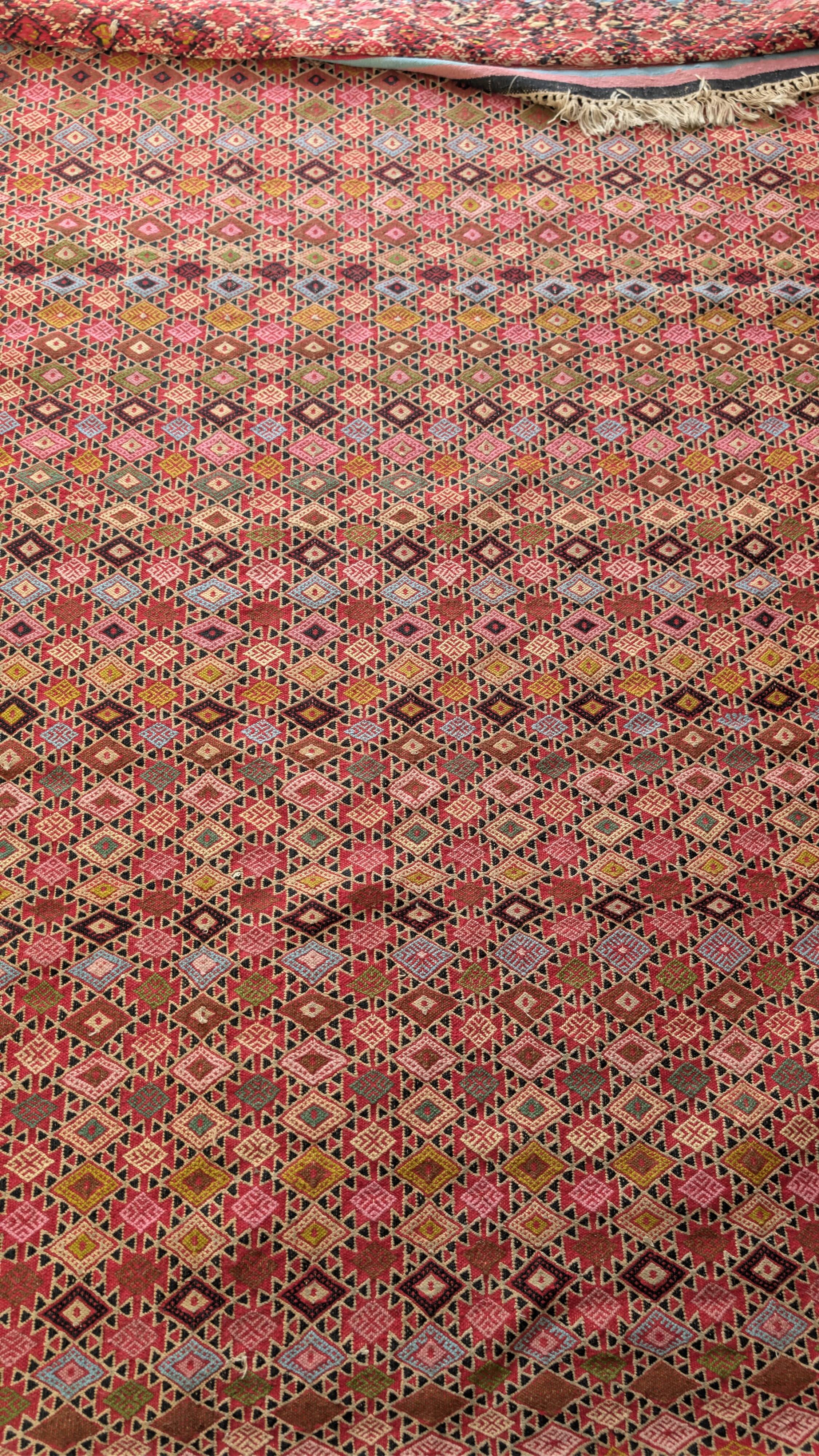 Grand tapis kilim ancien aux motifs géométriques tribaux 260 x 130 cm