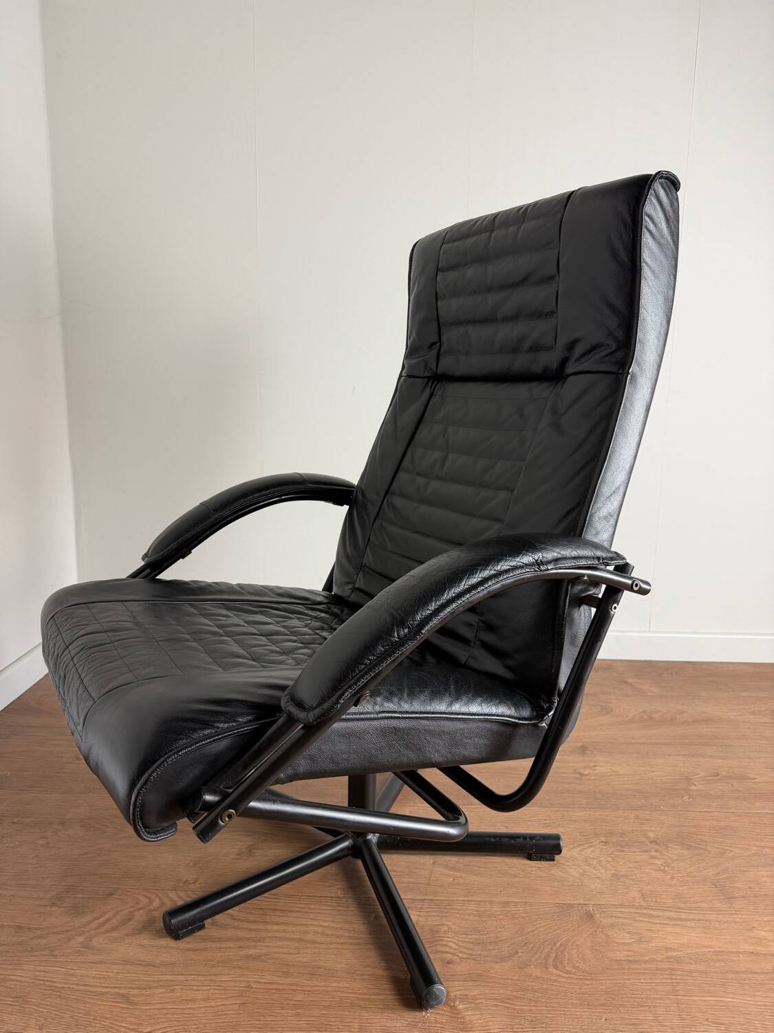 Danish swivel armchair in black leather – 1970s/80s - Skipper Furniture