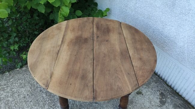 Folding low round table