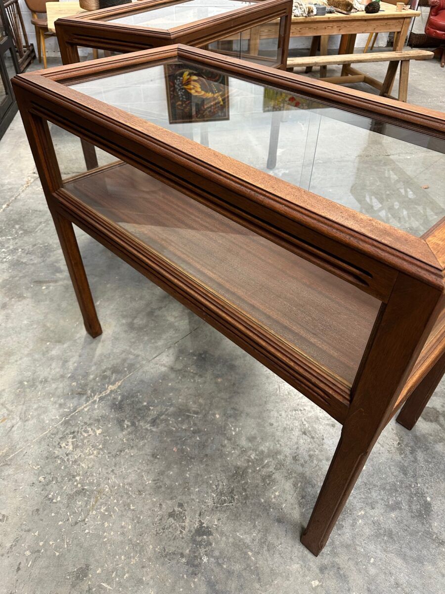 Paires de vitrines de style art déco en acajou années 60 avec portes coulissantes