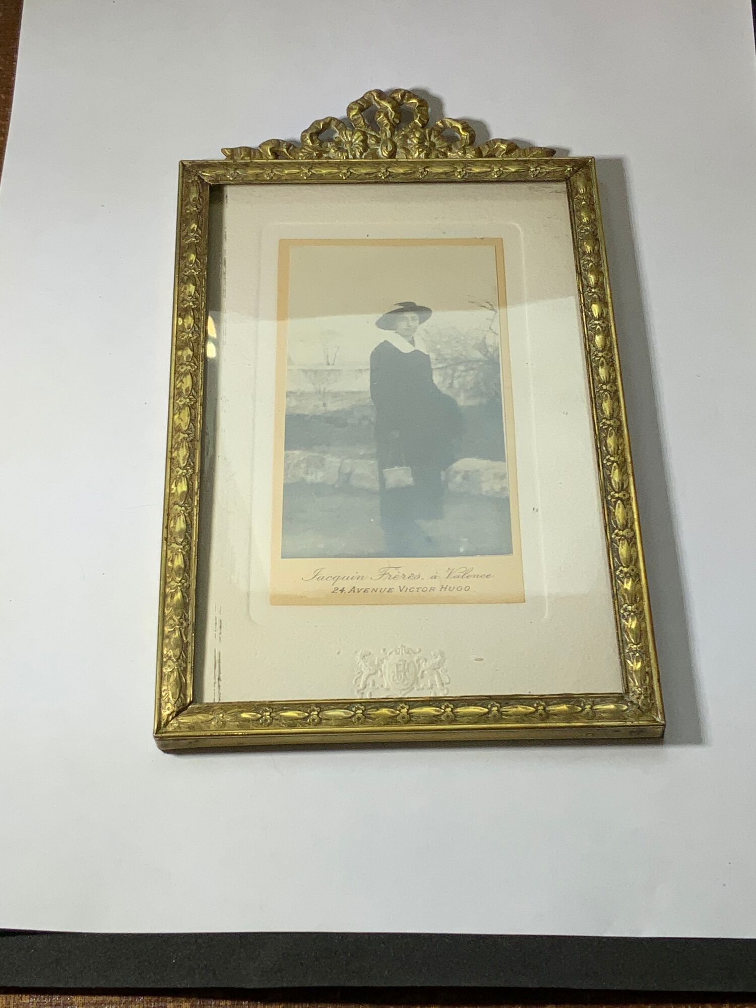 Old photo frame in golden brass floral decoration and small knot 18th With glass
