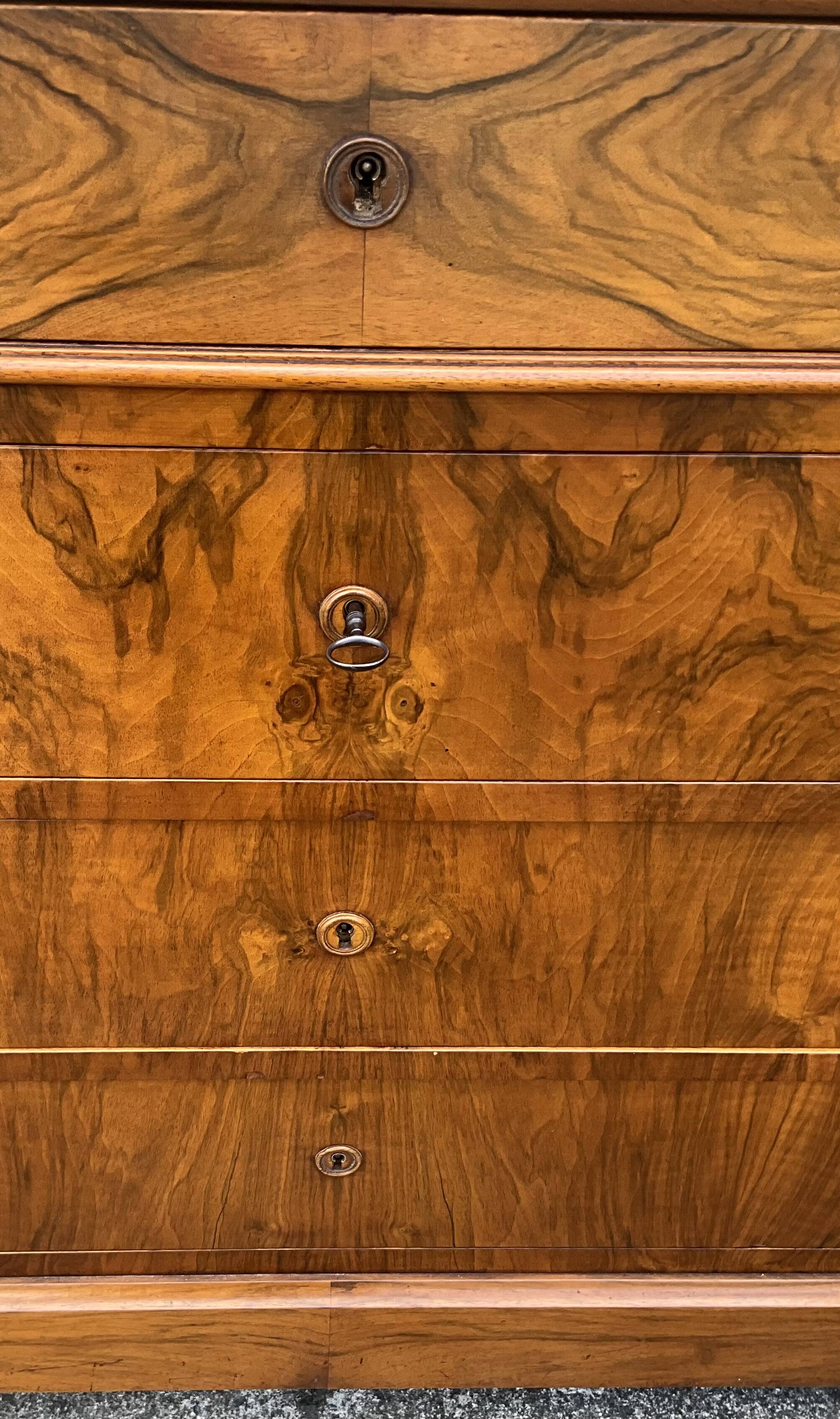 Louis-Philippe chest of drawers in burr walnut – Late 19th century