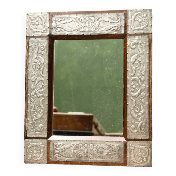 Miroir ancien, étain repoussé