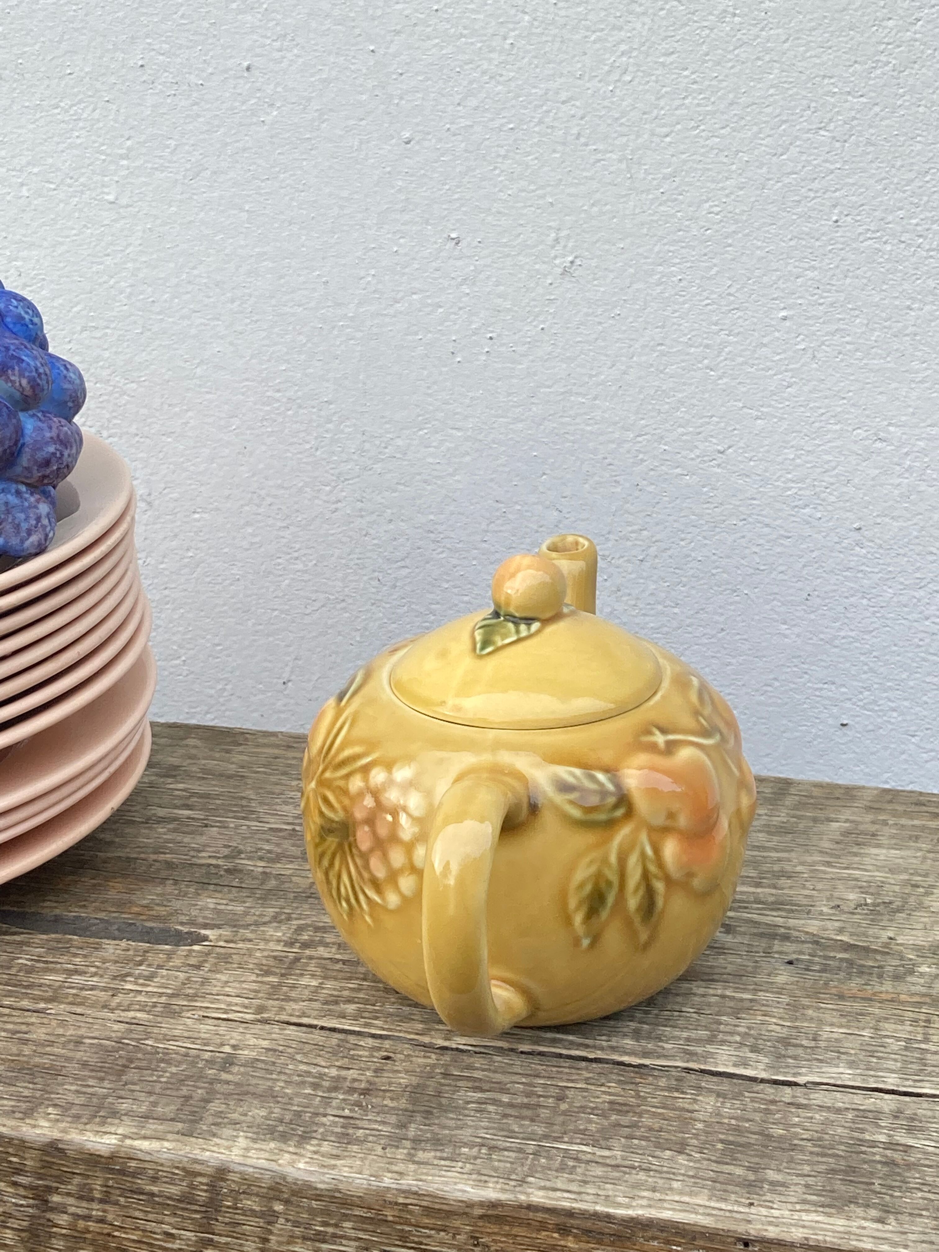 Teapot in vintage beige fruit slip