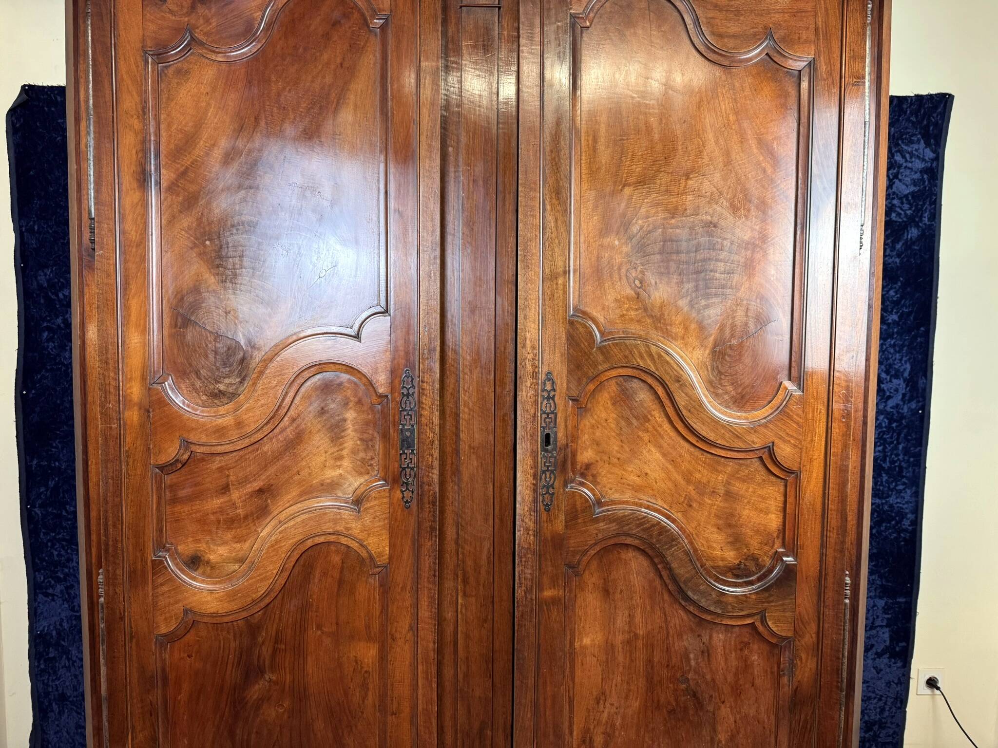 Magnifique armoire époque Louis XV en noyer massif vers 1750