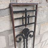 Plaques décoratives en ferronnerie motifs volutes et coquille