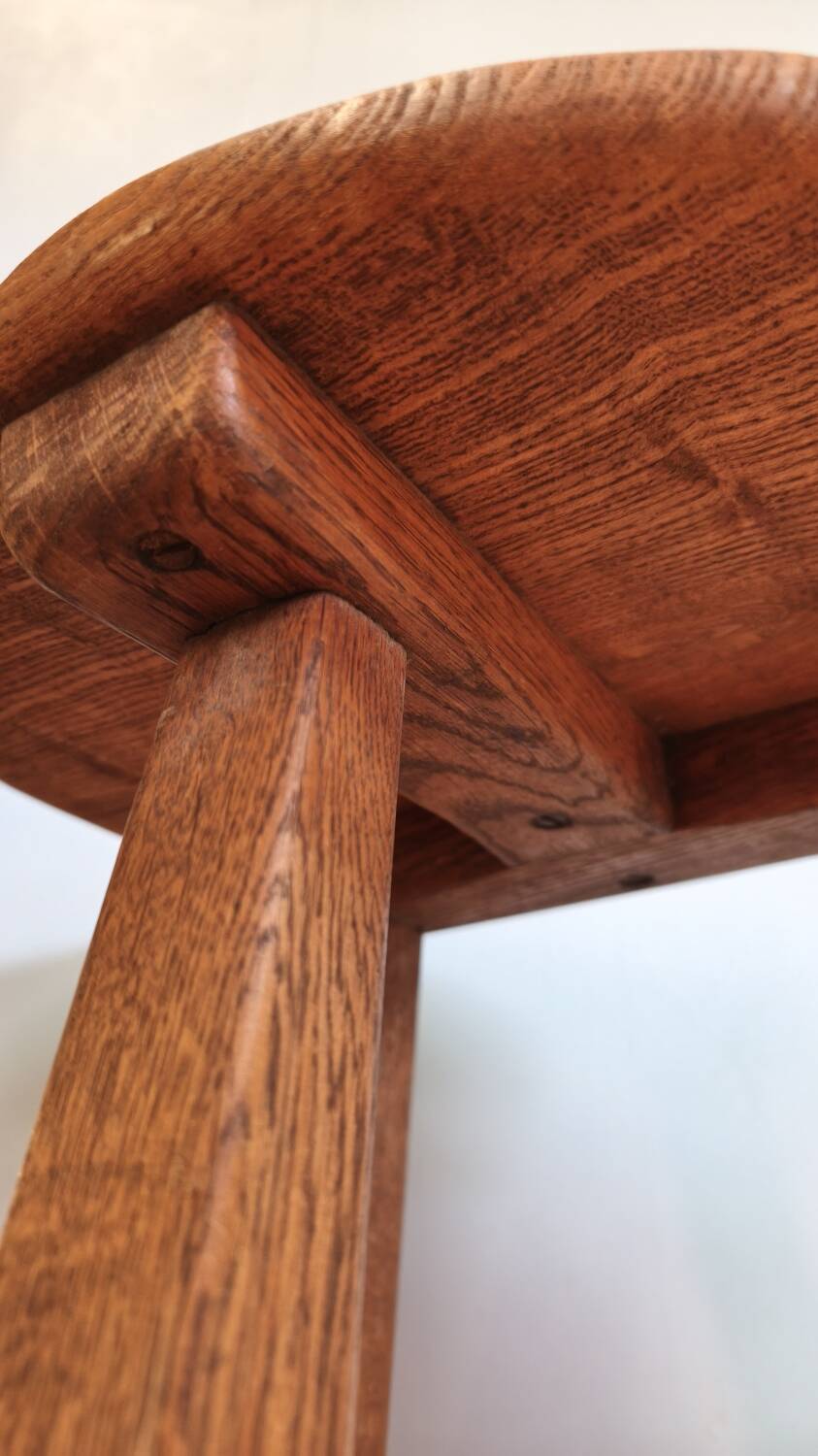 Tabouret tripode chêne massif - brutaliste