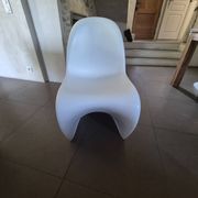 10 white chairs in the style of Verner Panton