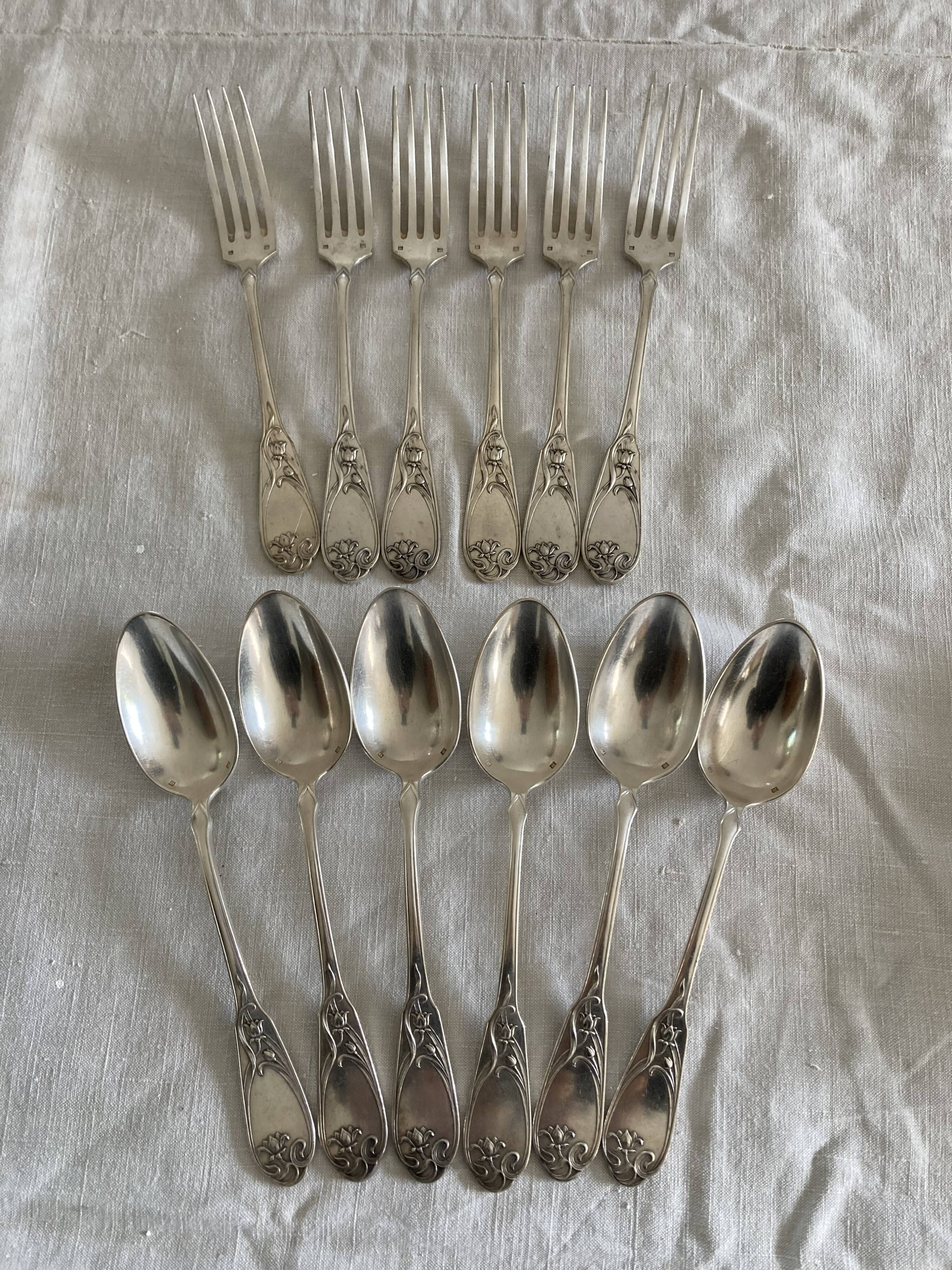 6 silver metal cutlery in their case