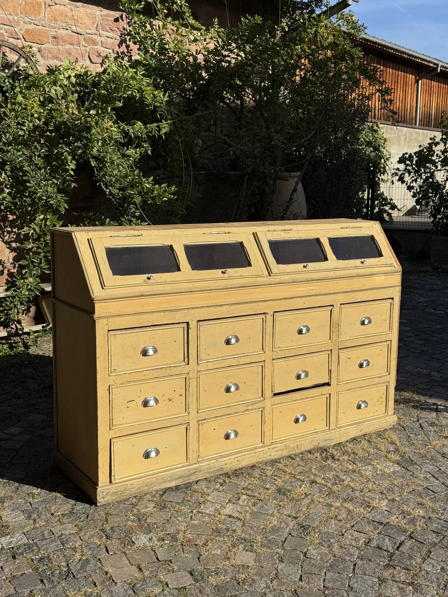 Workshop cabinet with drawers