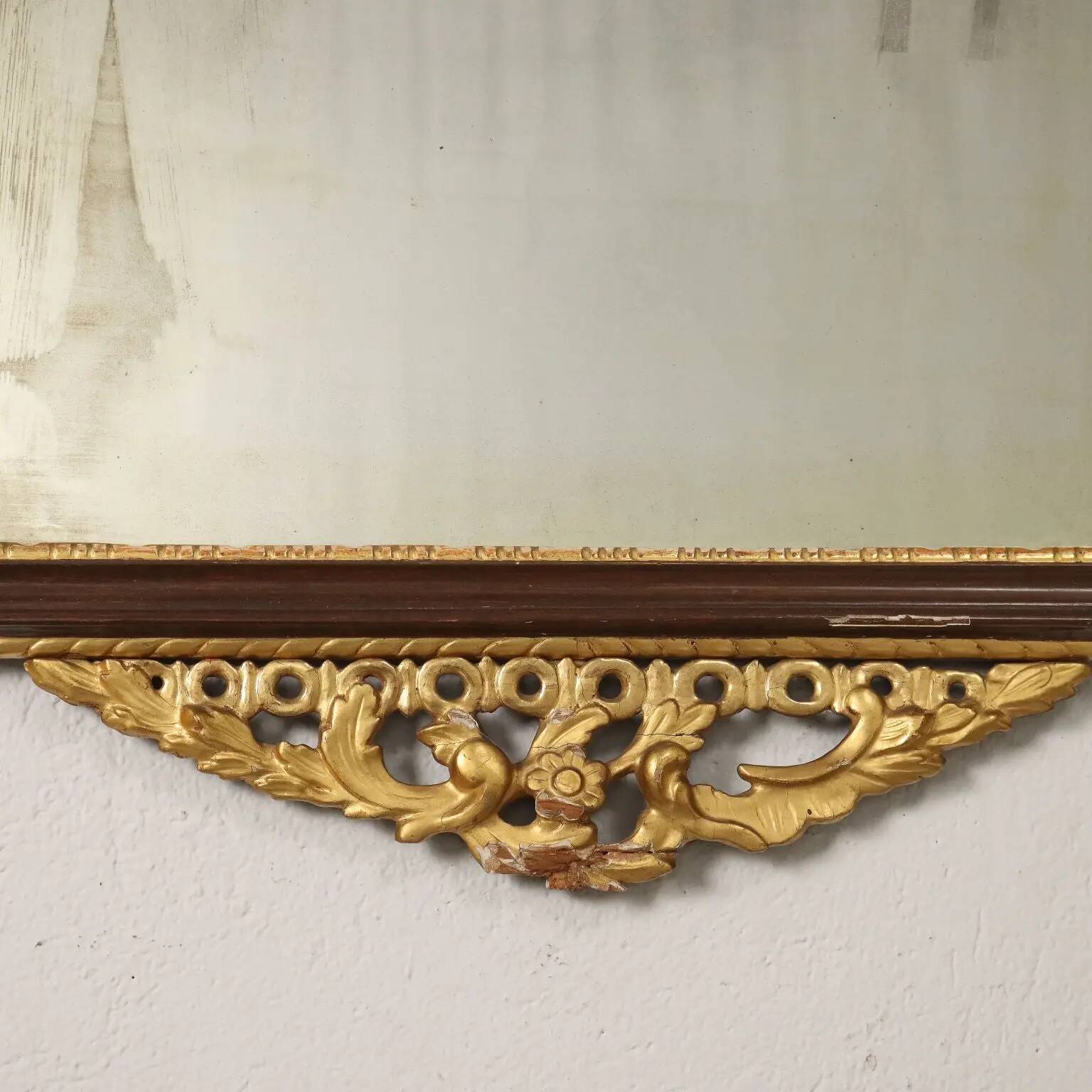 Neoclassical antique mirror in gilded wood, Italy, 18th century.