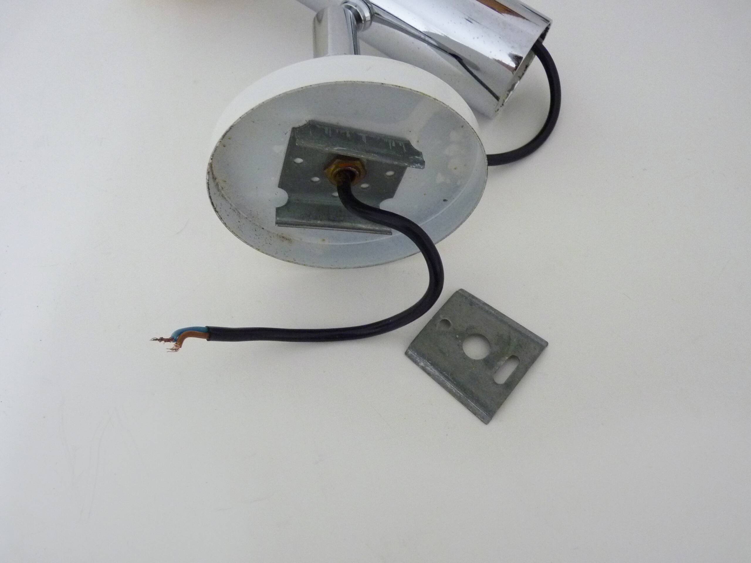 Adjustable wall spotlight in chrome-plated and white lacquered metal. 1970s