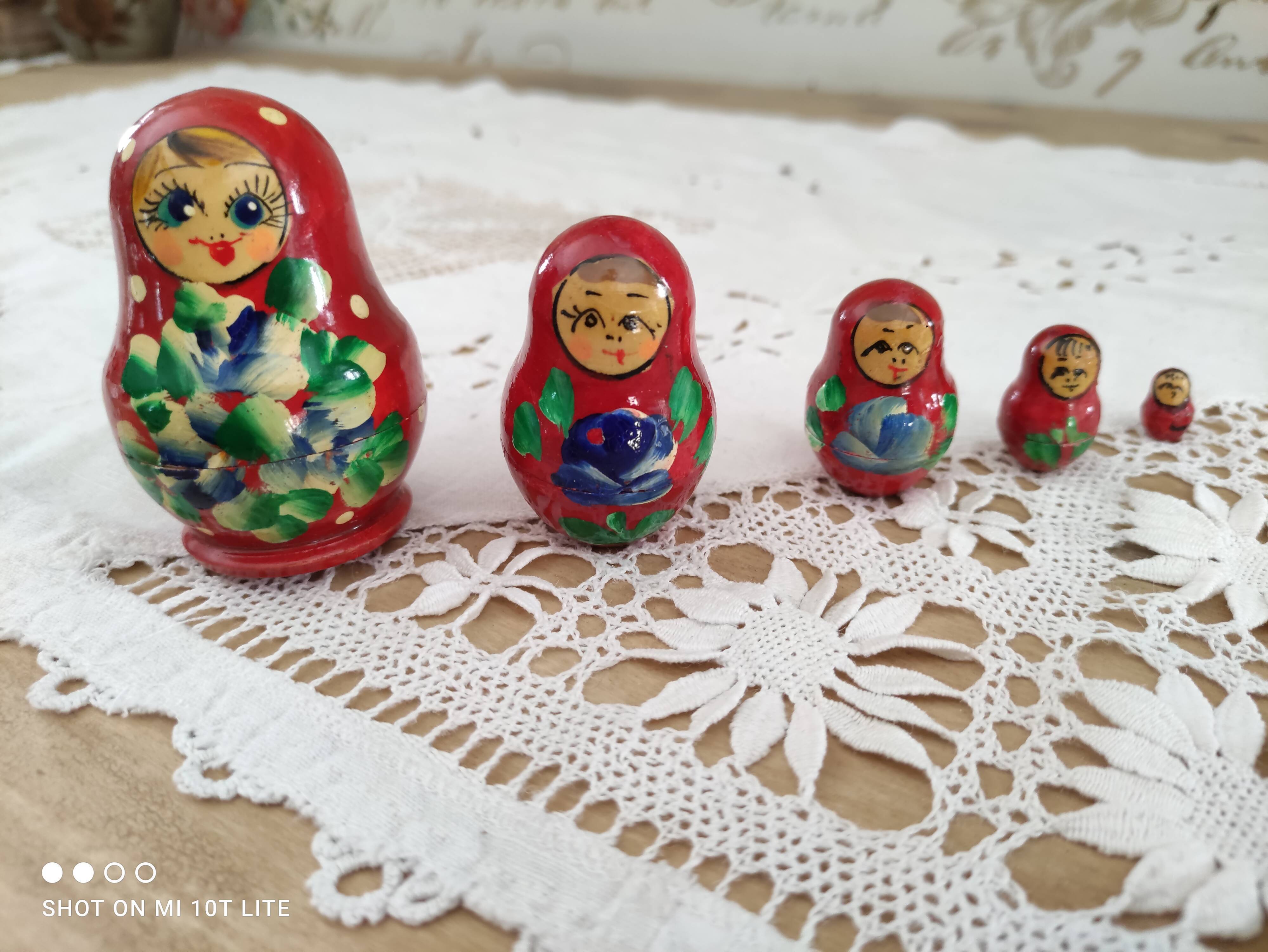 5 red russian dolls