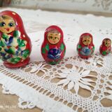 5 poupées russes rouges