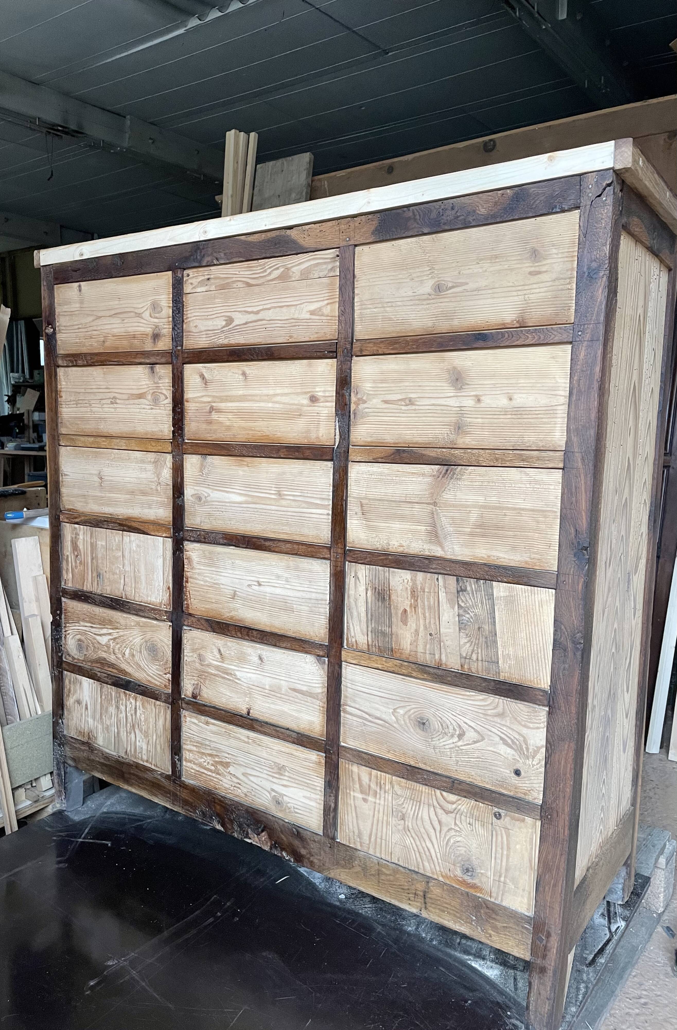 Trade cabinet with drawers