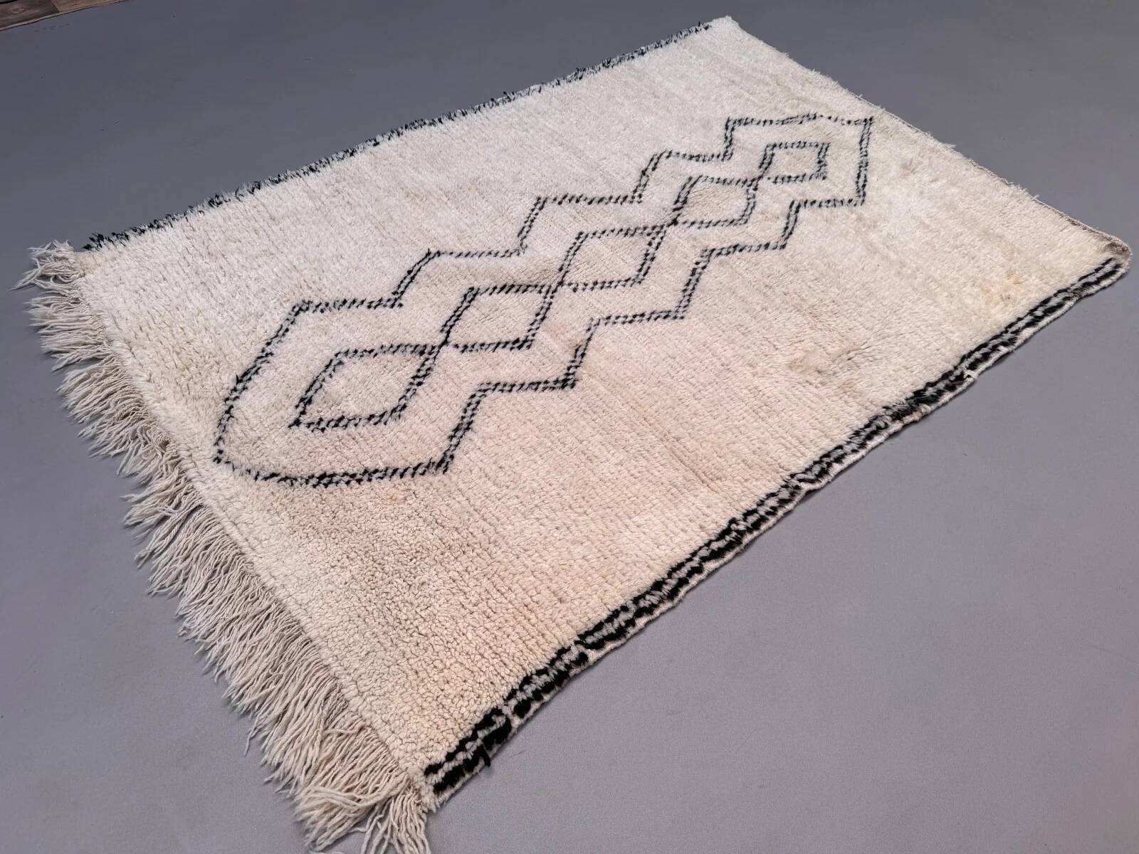 Tapis berbère marocain vintage Beni Ourain, Atlas, motif tribal, 200 x 142 cm, déstockage