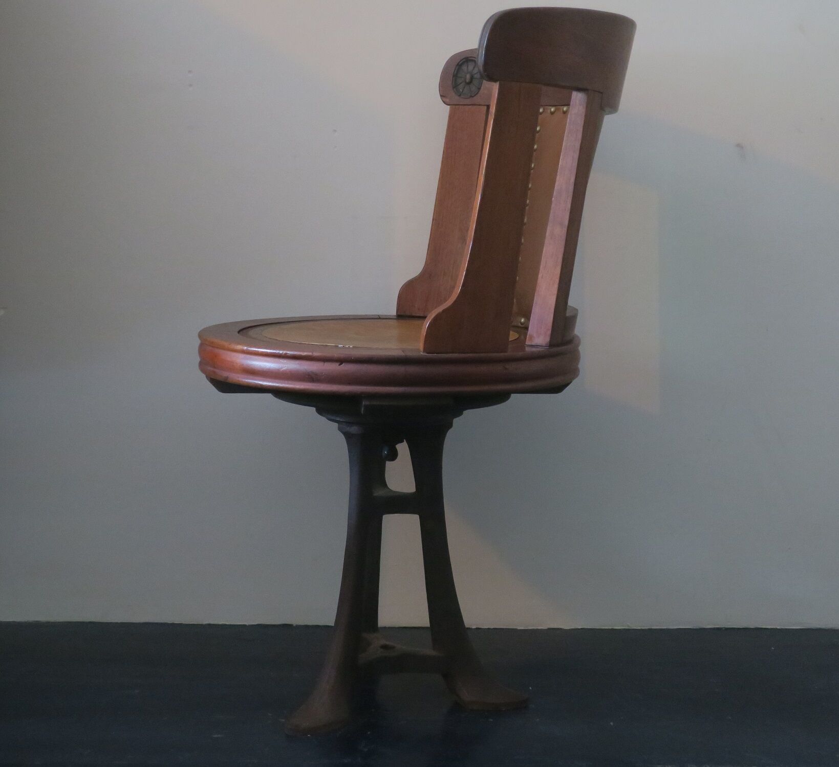Chaise de bureau rotative nautique antique en teck, fer et cuir