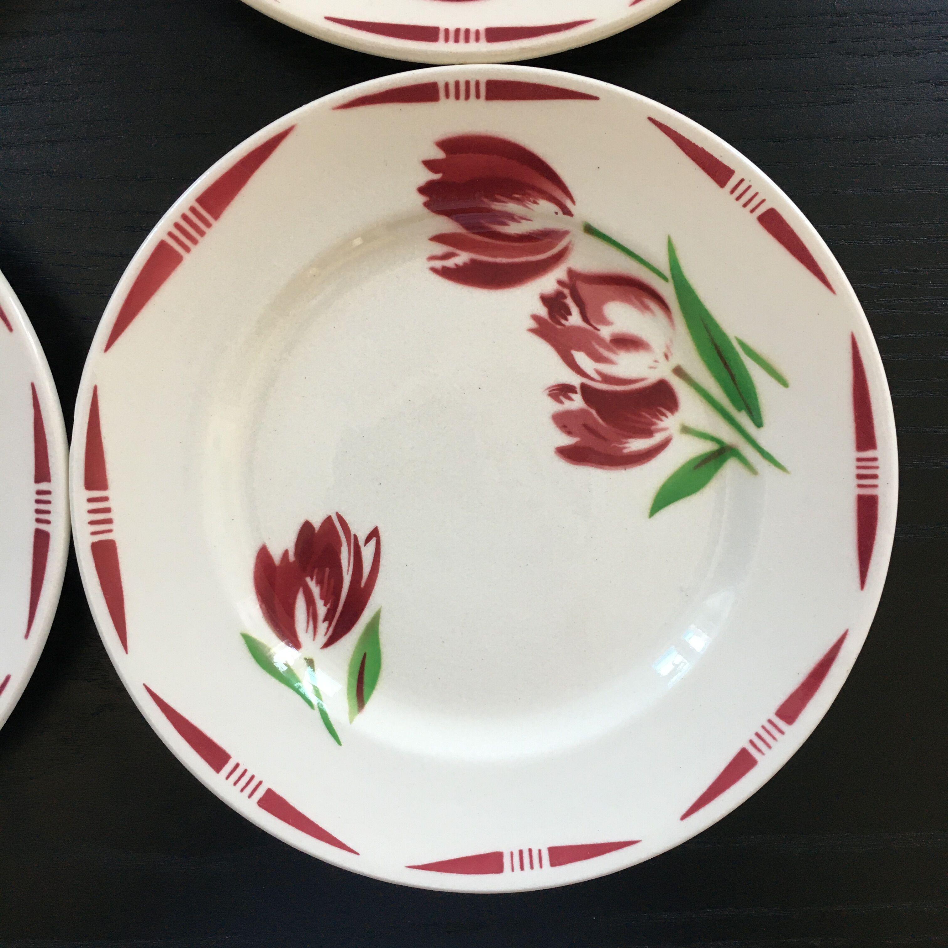 Set of 4 plates with tulip decoration.