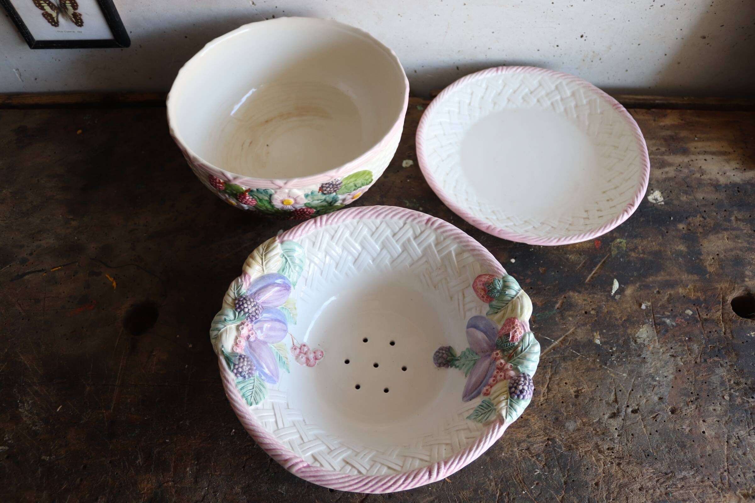 Salad bowl and drainer in vintage slip
