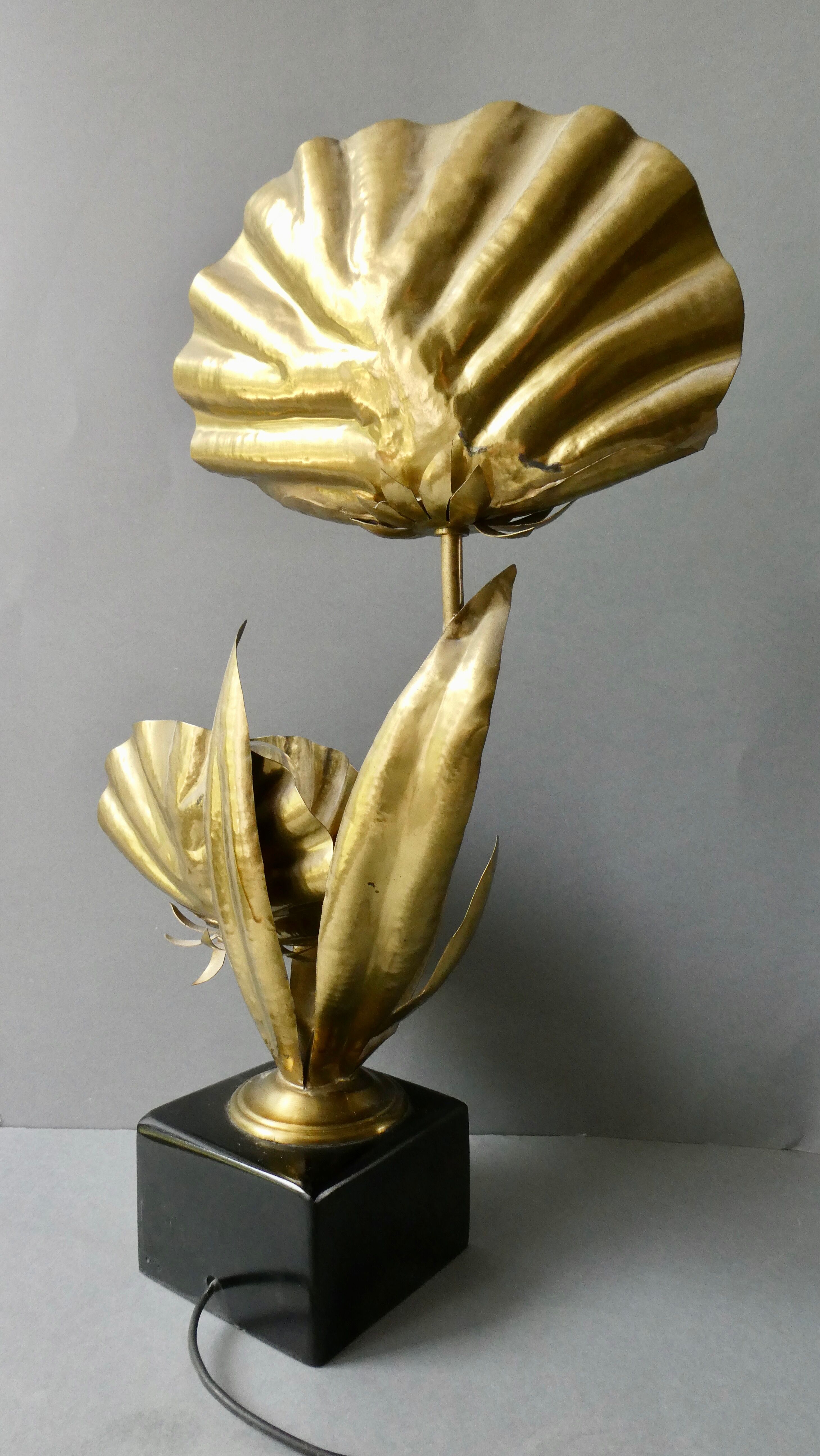 Golden metal flower lamp