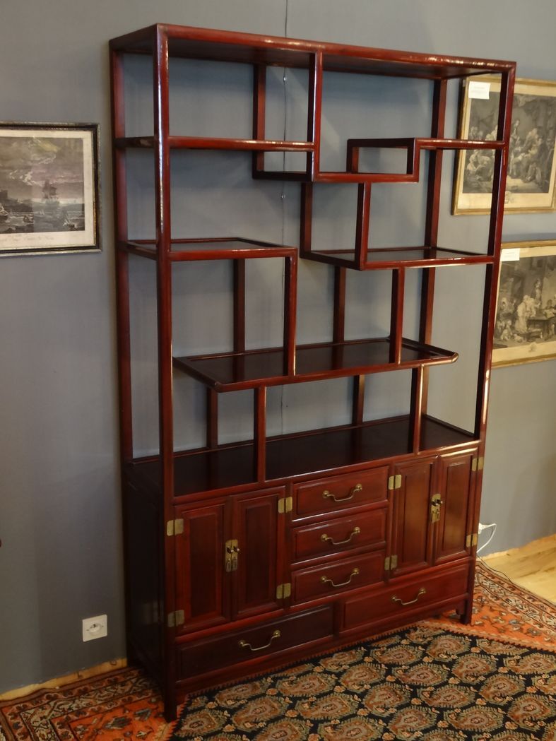 Low sideboard surmounted by bibus shelves in red lacquered wood, China XXth, 120 x 195 cm
