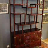 Low sideboard surmounted by bibus shelves in red lacquered wood, China XXth, 120 x 195 cm