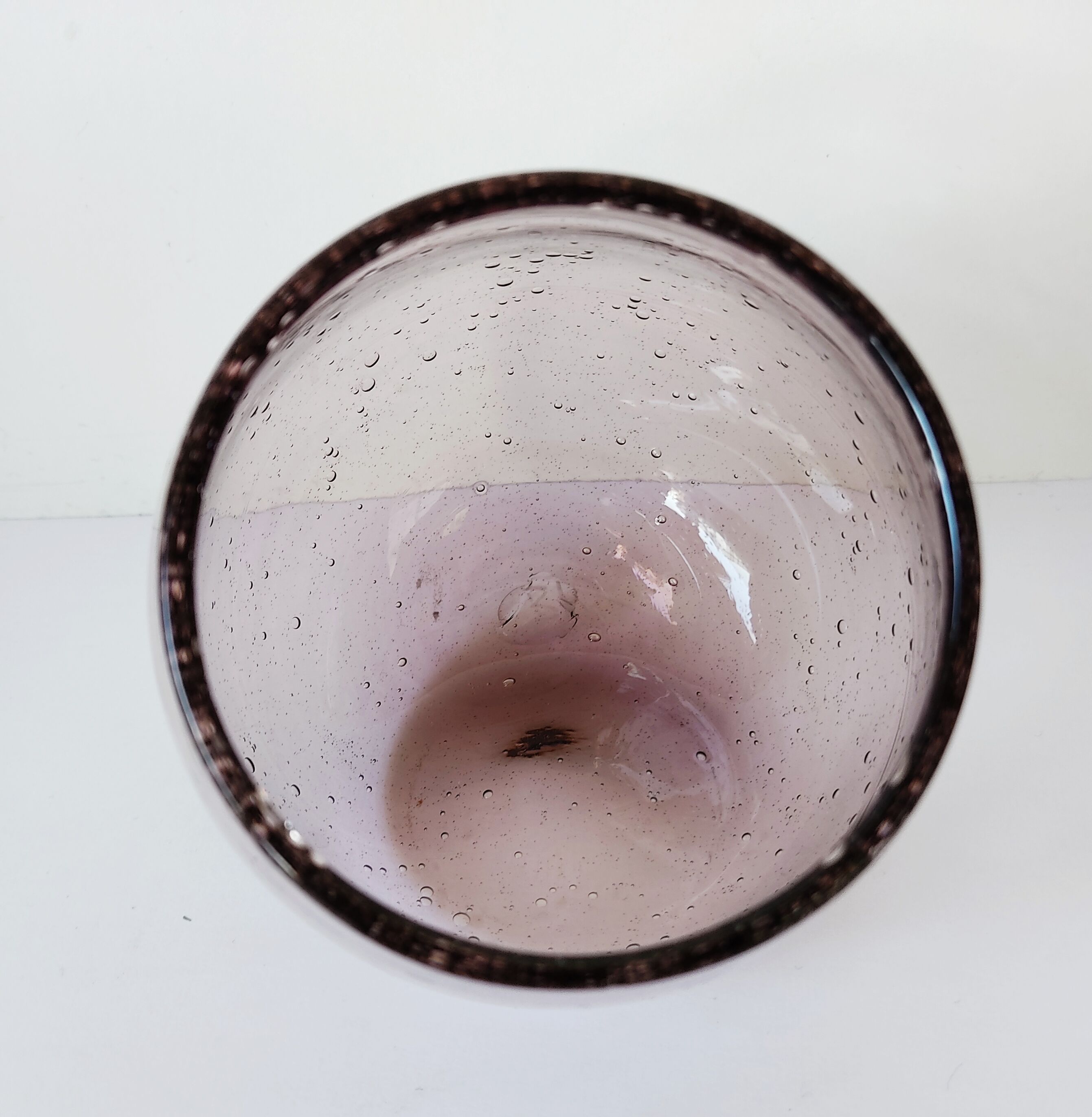 Récipient en verre bullé signé Biot