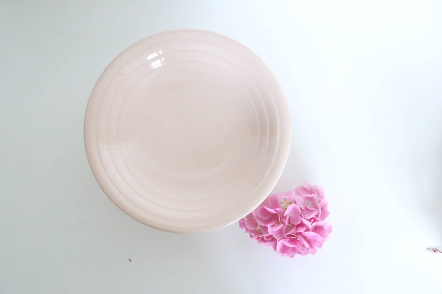 Plat piédouche en céramique rose, 1950