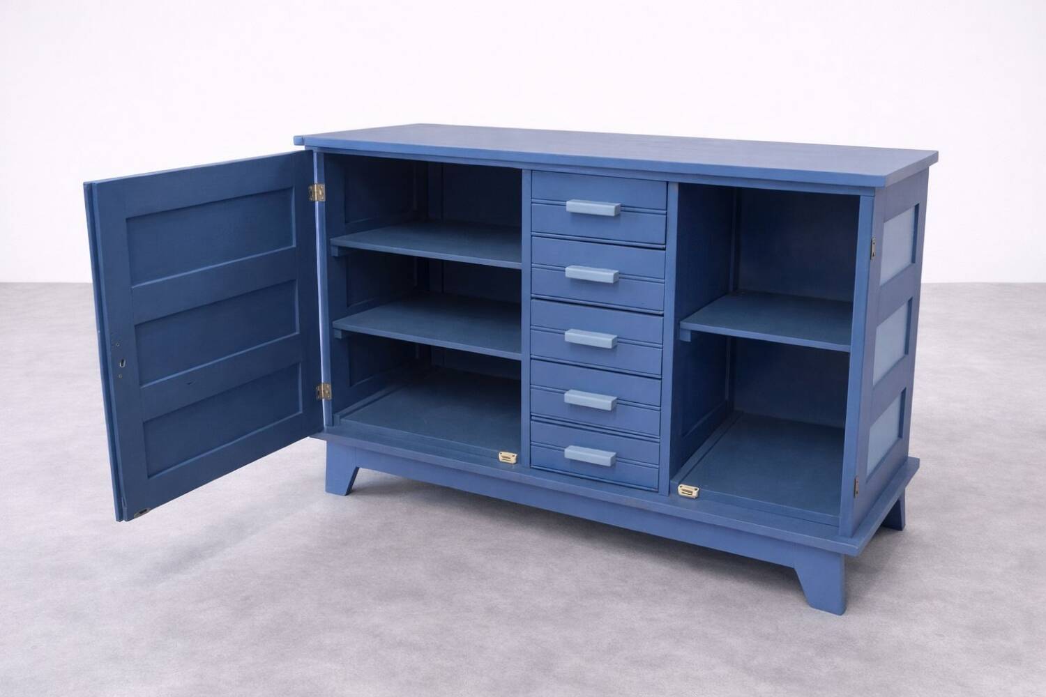 Buffet bas en bois peint bleu avec portes et tiroirs
