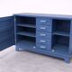 Buffet bas en bois peint bleu avec portes et tiroirs