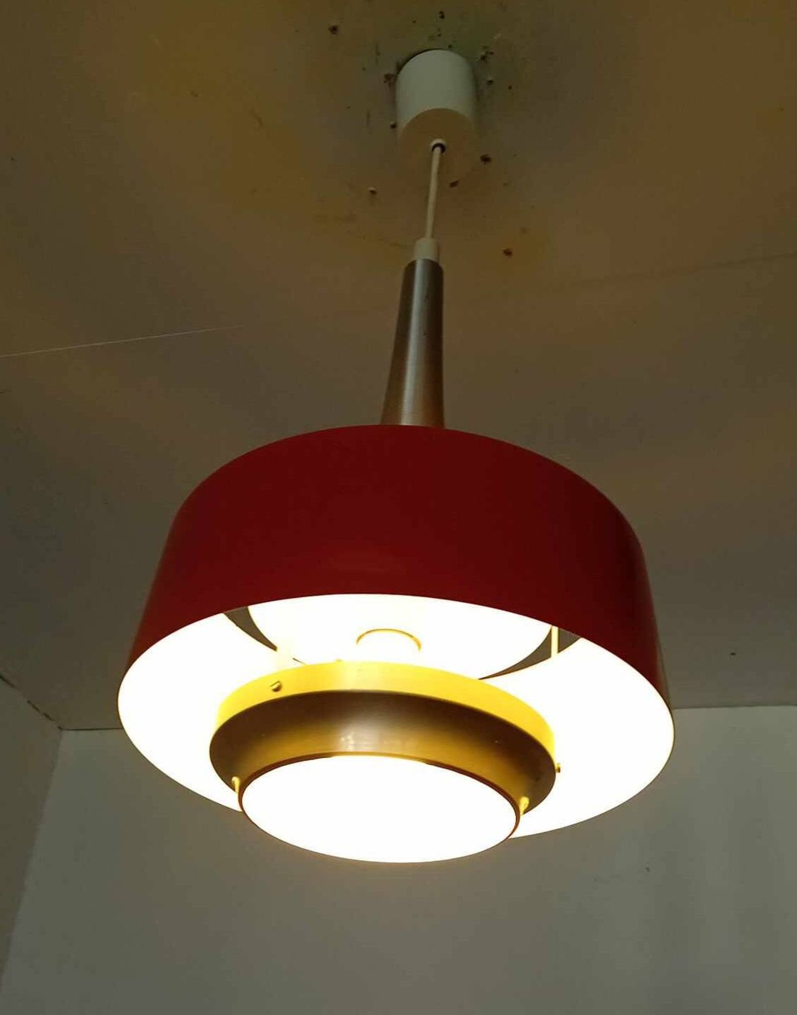 Suspension70's louis kalff pour philips éditeur