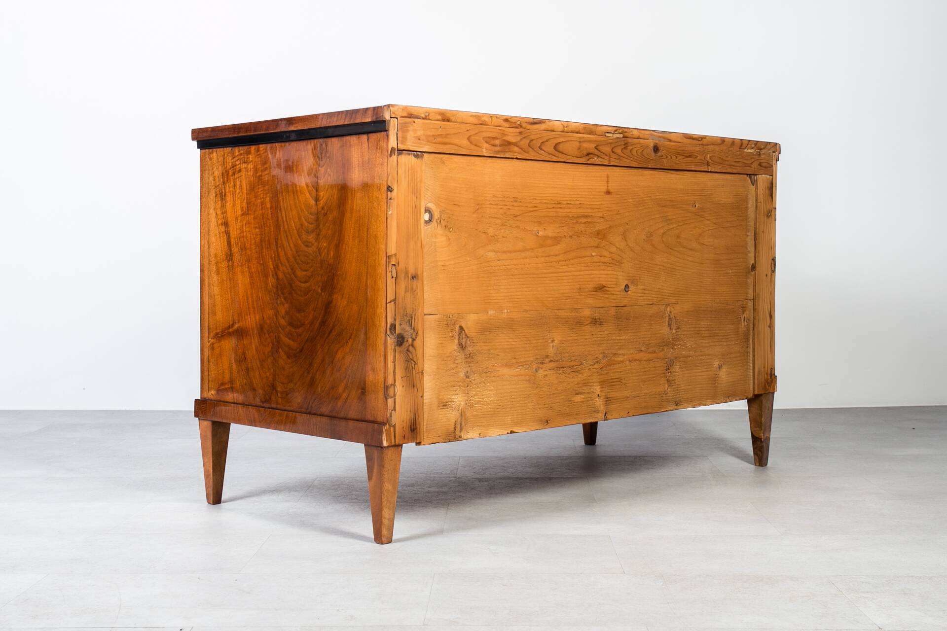 Commode allemande en noyer du XIXe siècle – Entièrement restaurée, vernis à l'ancienne