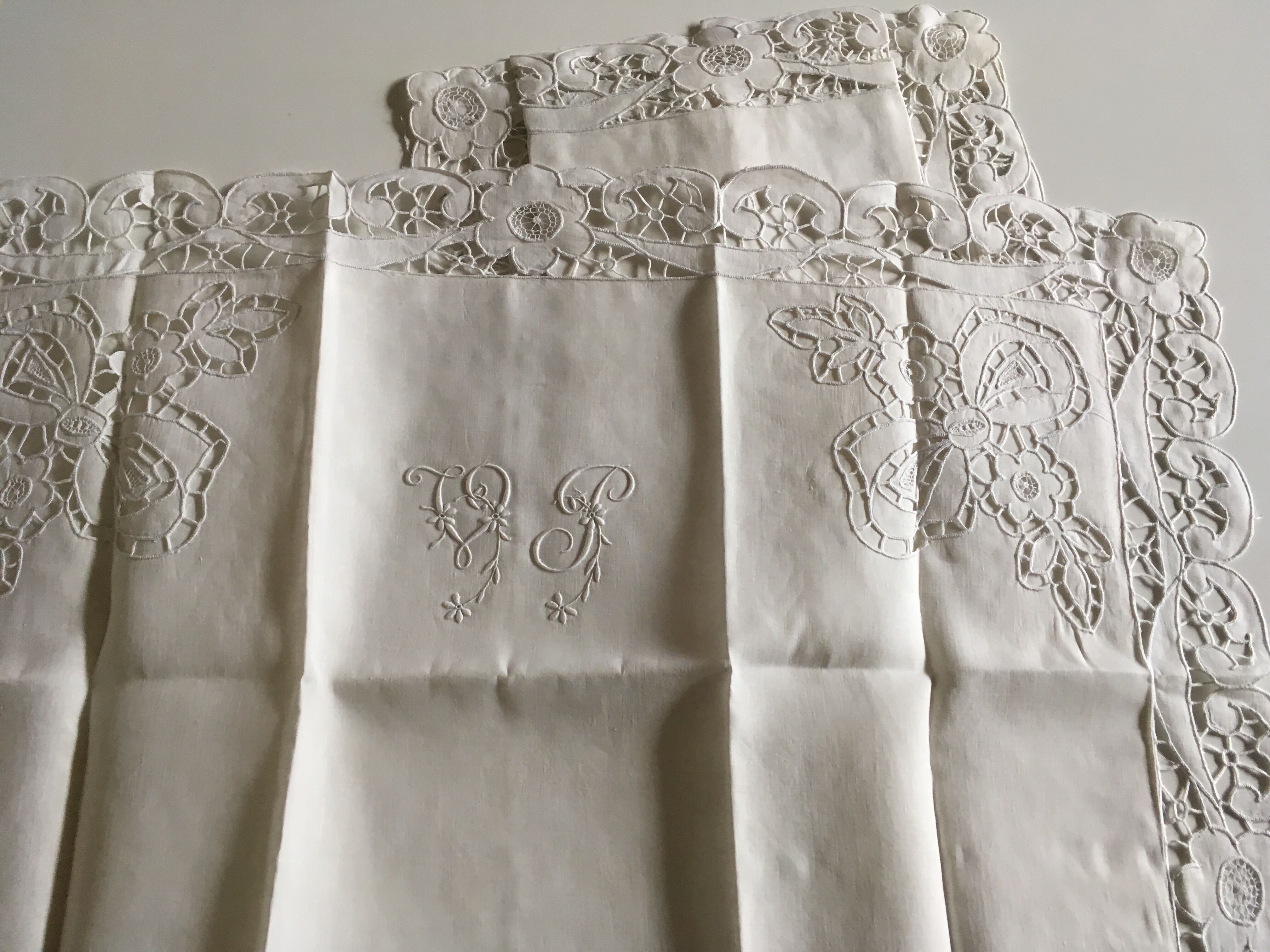 Sheet and pillowcases embroidered linen Richelieu old Castle