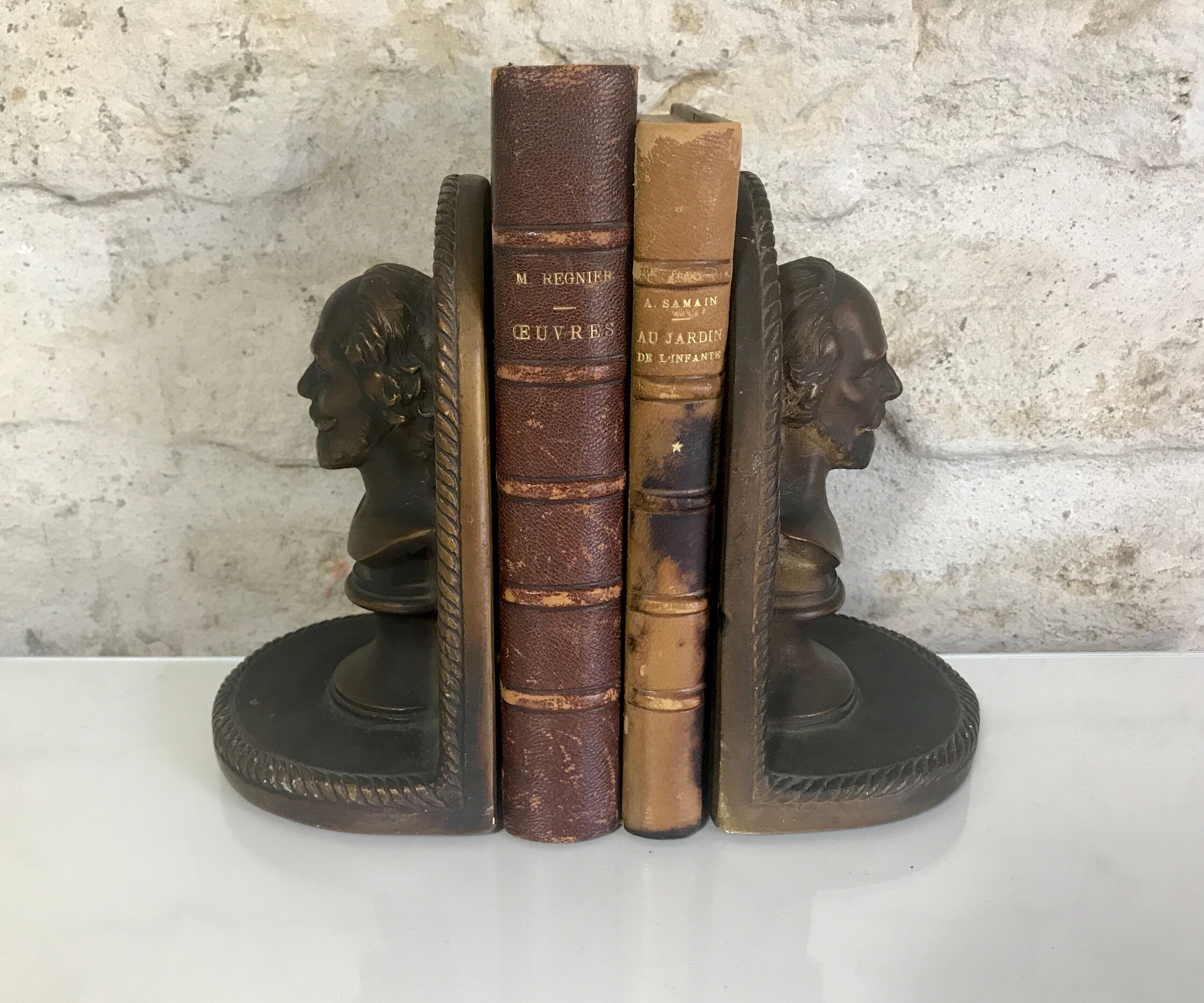 Antique bookends, Bust figure in bronze patinated plaster. 19 x 13 cm