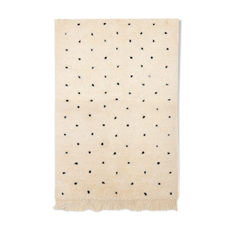 Tapis berbere beni ourain ecru avec points noirs 150 x 95 cm