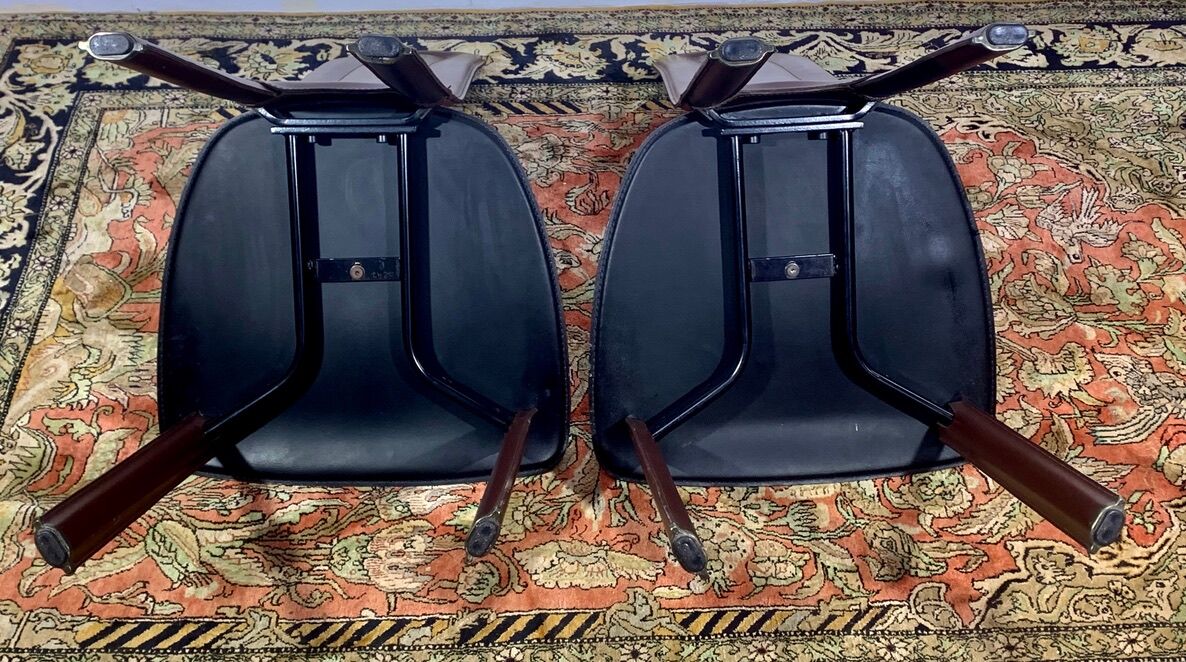2 chaises total cuir estampillées dad