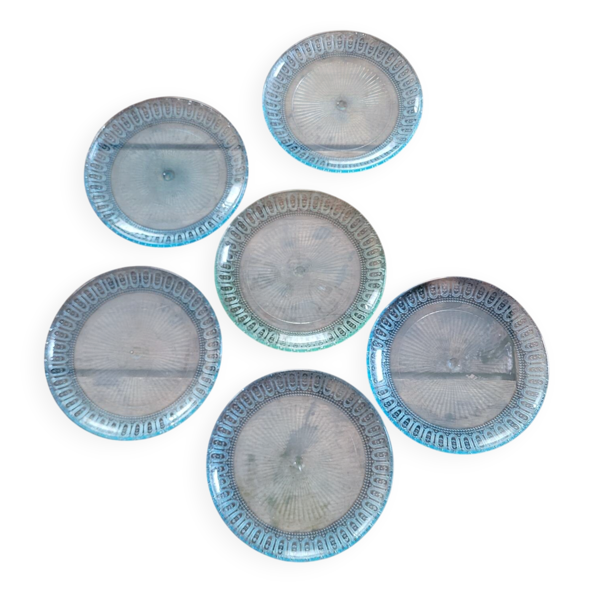 6 assiettes en verre moulé – 5 bleutées, 1 vert d’eau