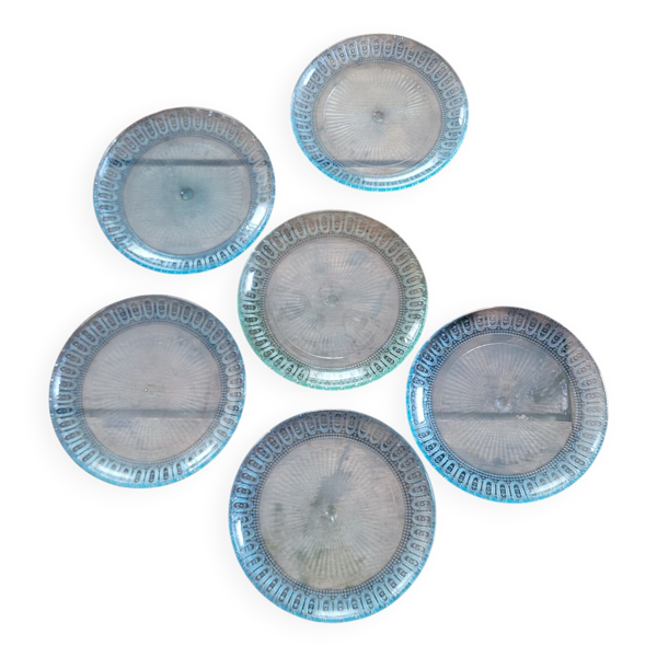 6 assiettes en verre moulé – 5 bleutées, 1 vert d’eau