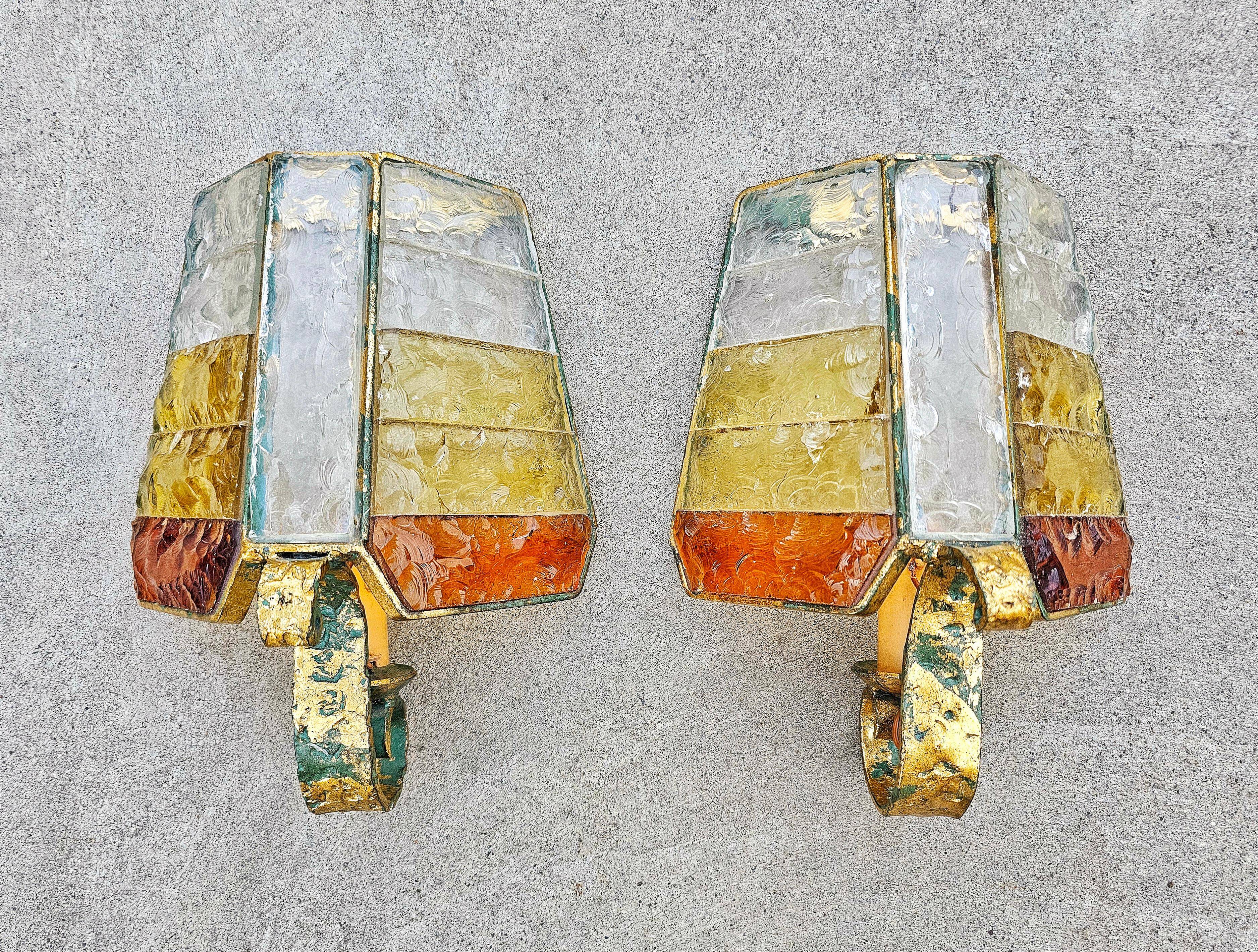Brutalist pair of wall sconces in hammered glass by Longobard 1970.