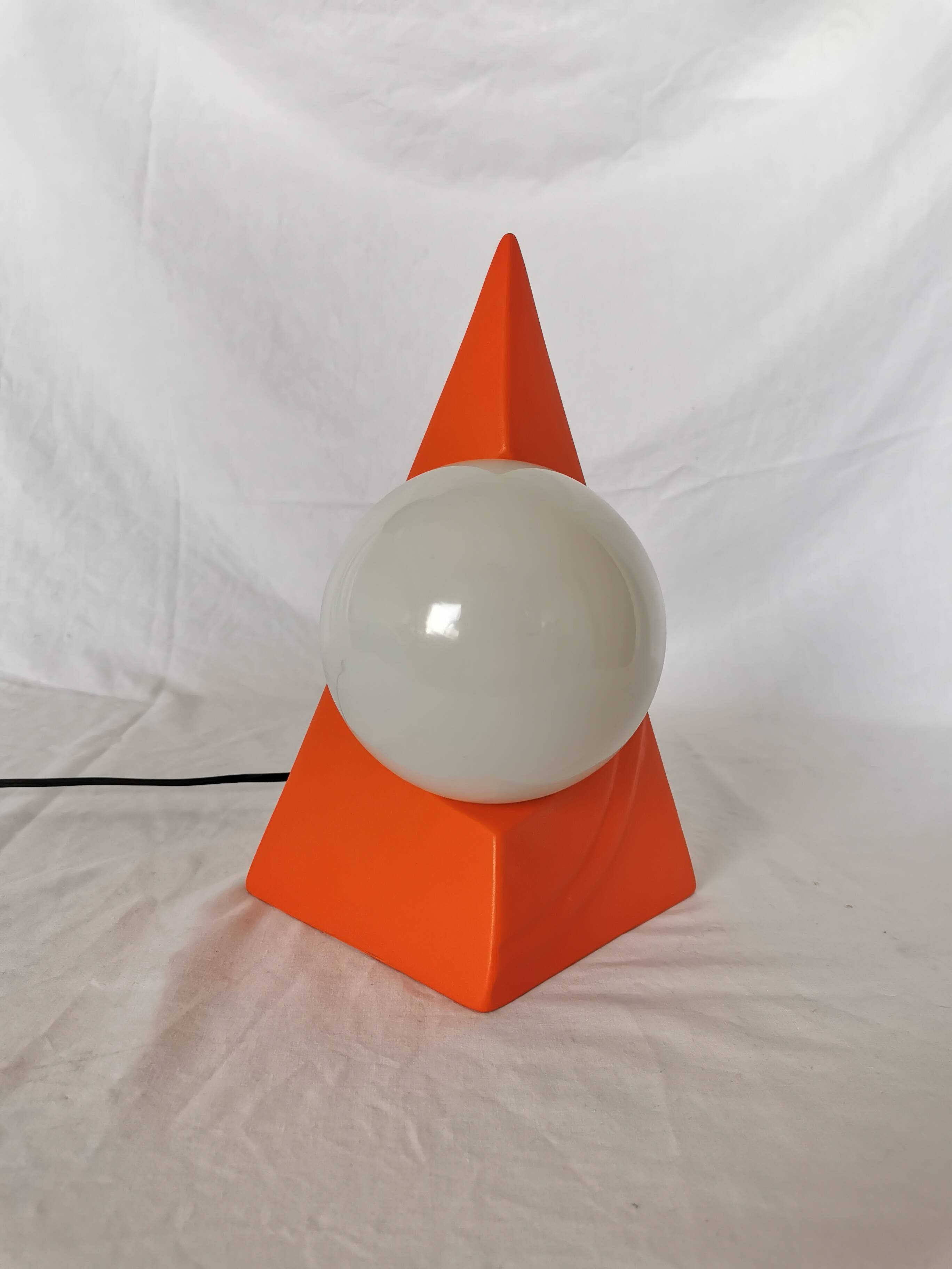 Lampe pyramide céramique, sphère en opaline, postmoderne, 1970.