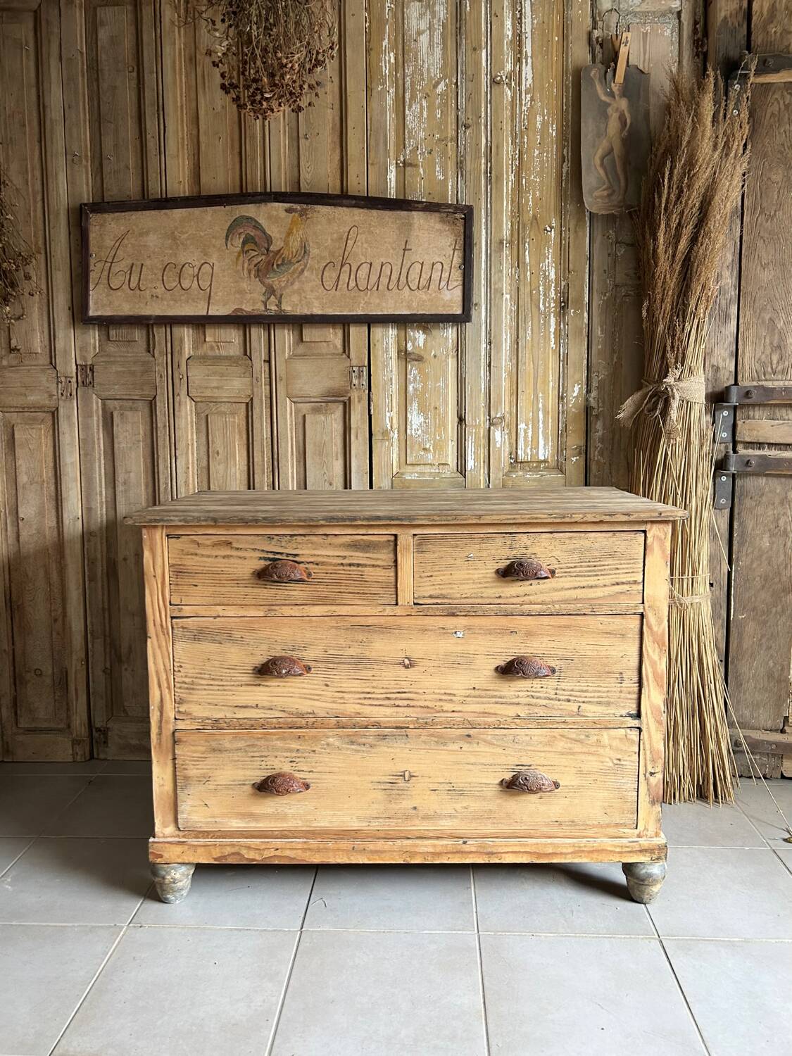 Chest of drawers, shell handle.